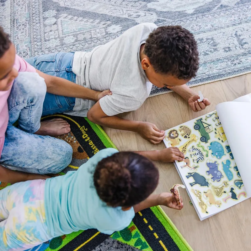 חוברת מדבקות חיות וסביבתן - Melissa and Doug