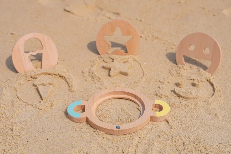 ערכת כלים מעץ למשחק בחול – סמיילי, גלידה וכוכב - BS Toys
